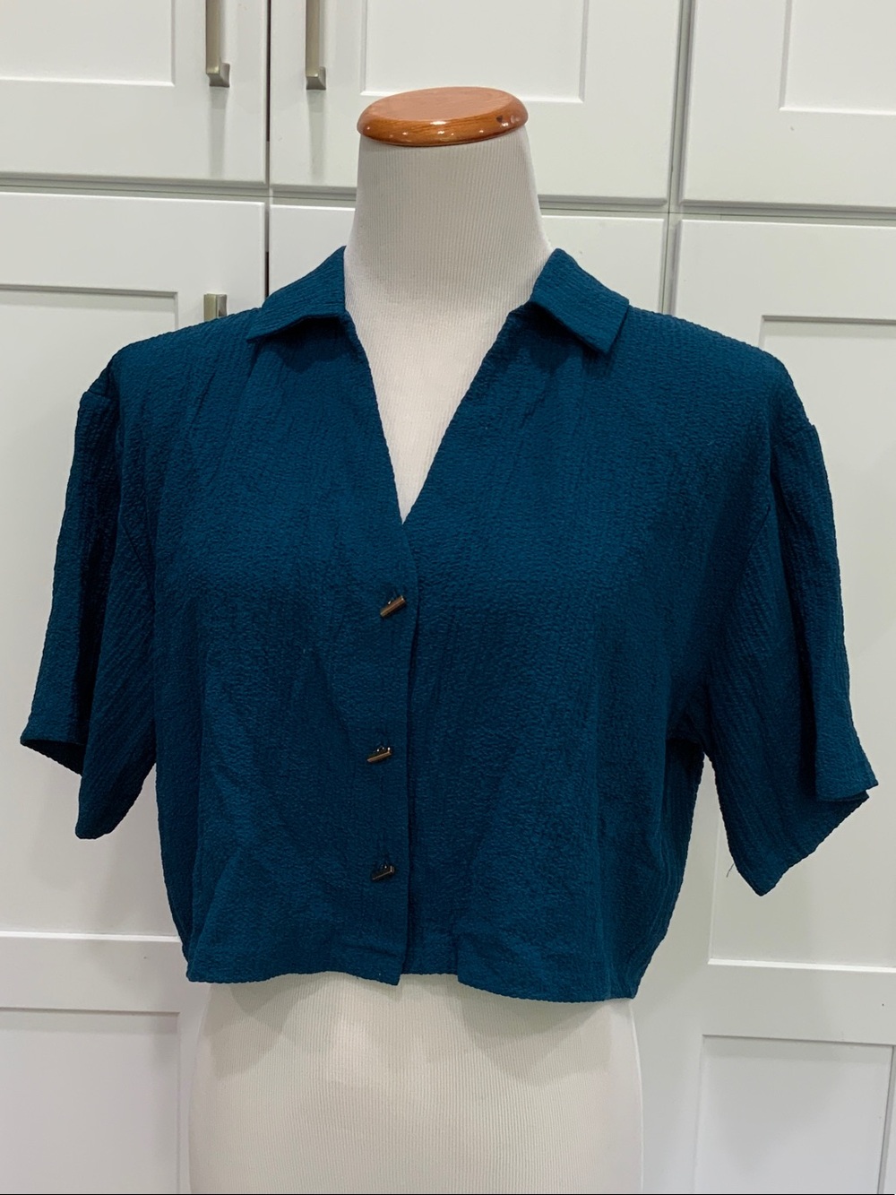 Cropped Button-Front Short Sleeve Shirt in Teal